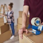 Embalaje de cajas con cinta adhesiva
