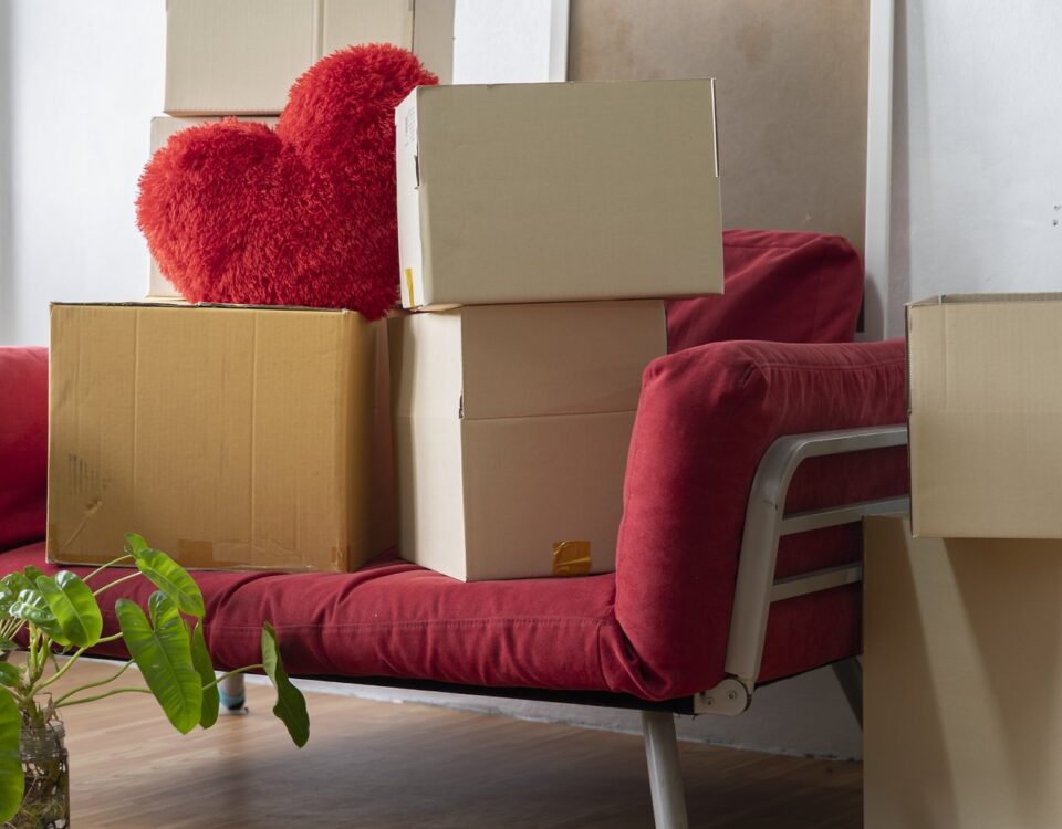 Pila de cajas de cartón preparadas para mudanza