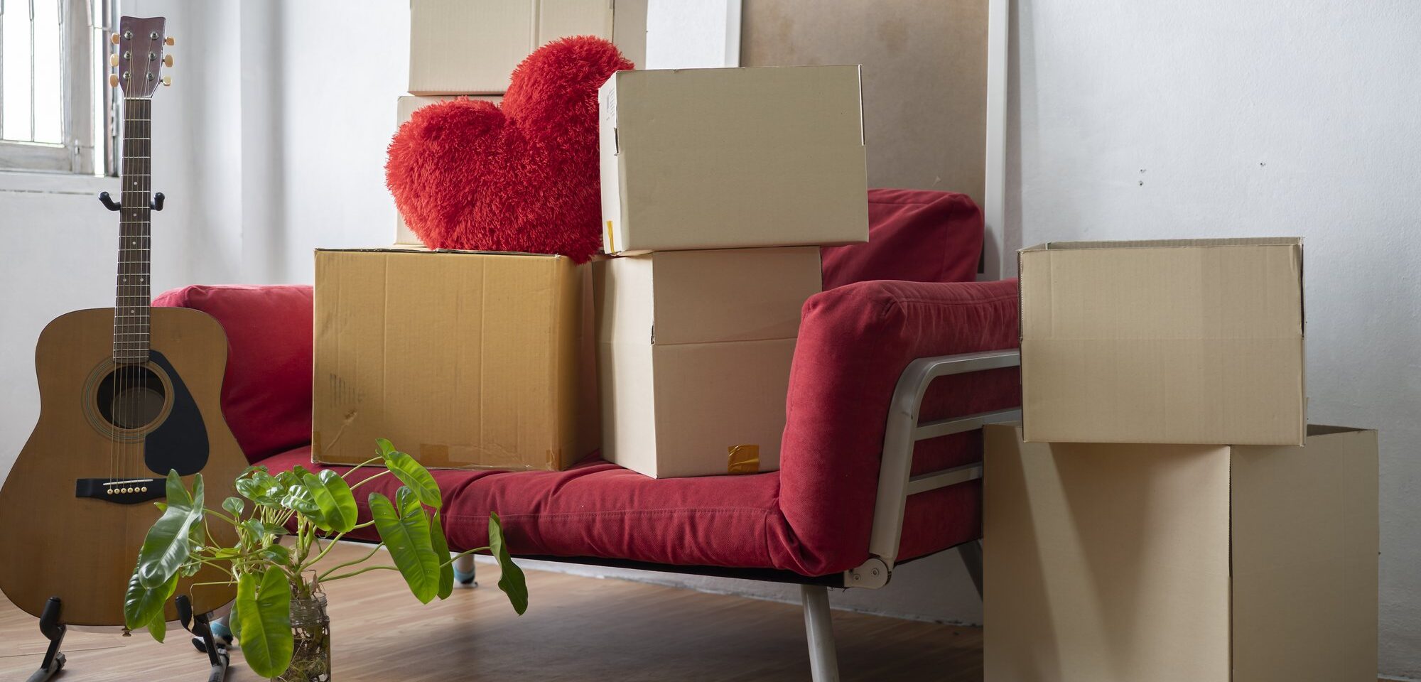 Pila de cajas de cartón preparadas para mudanza