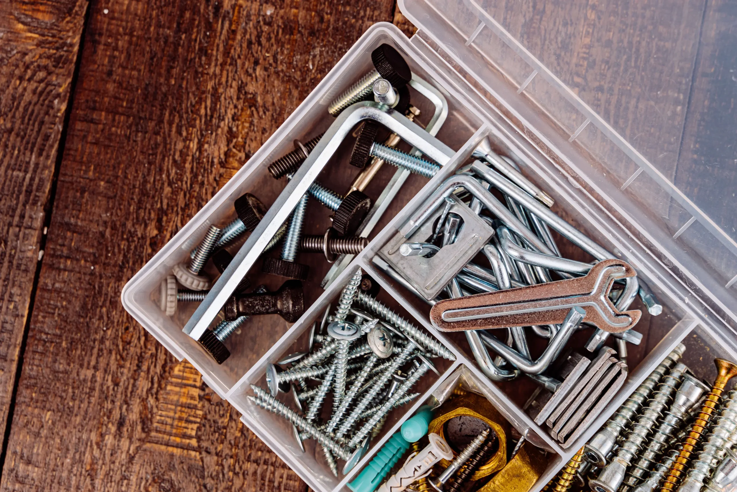 Herramientas para montar muebles en una mudanza